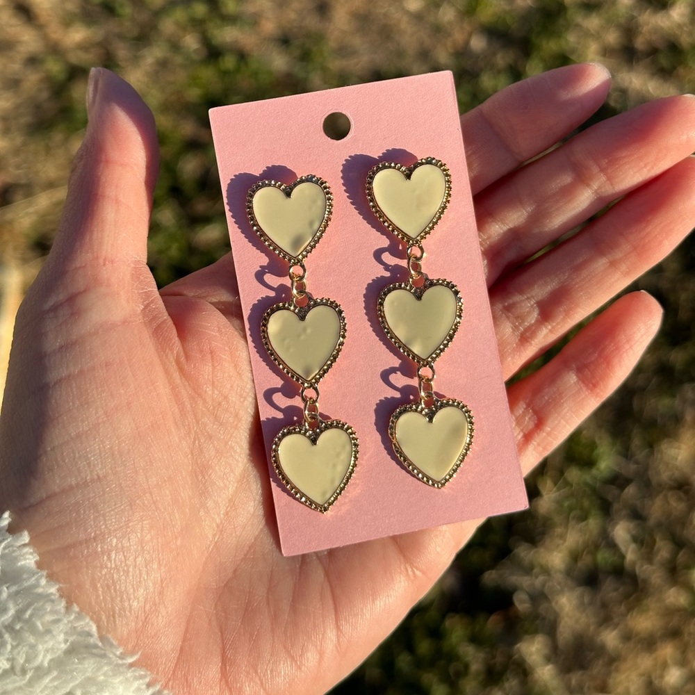 🎀 white Heart Drop Earrings